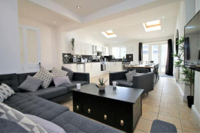 Large Modern House by Property Promise